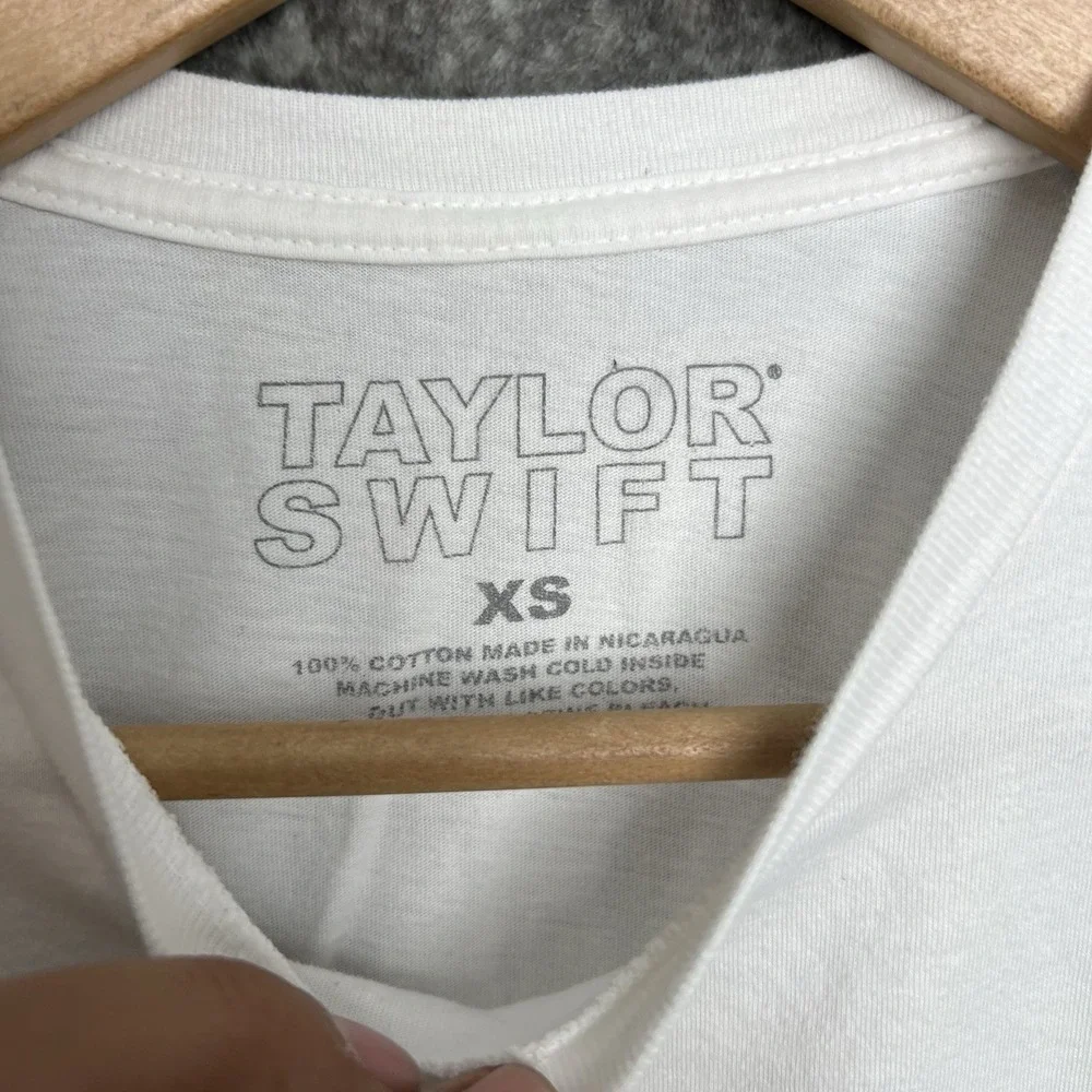 Taylor Swift Grassy Photo T-Shirt White XS Official Merchandise - Picture 2 of 5